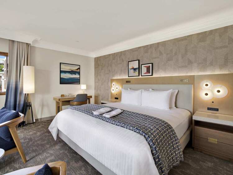 Guest suite with one king bed