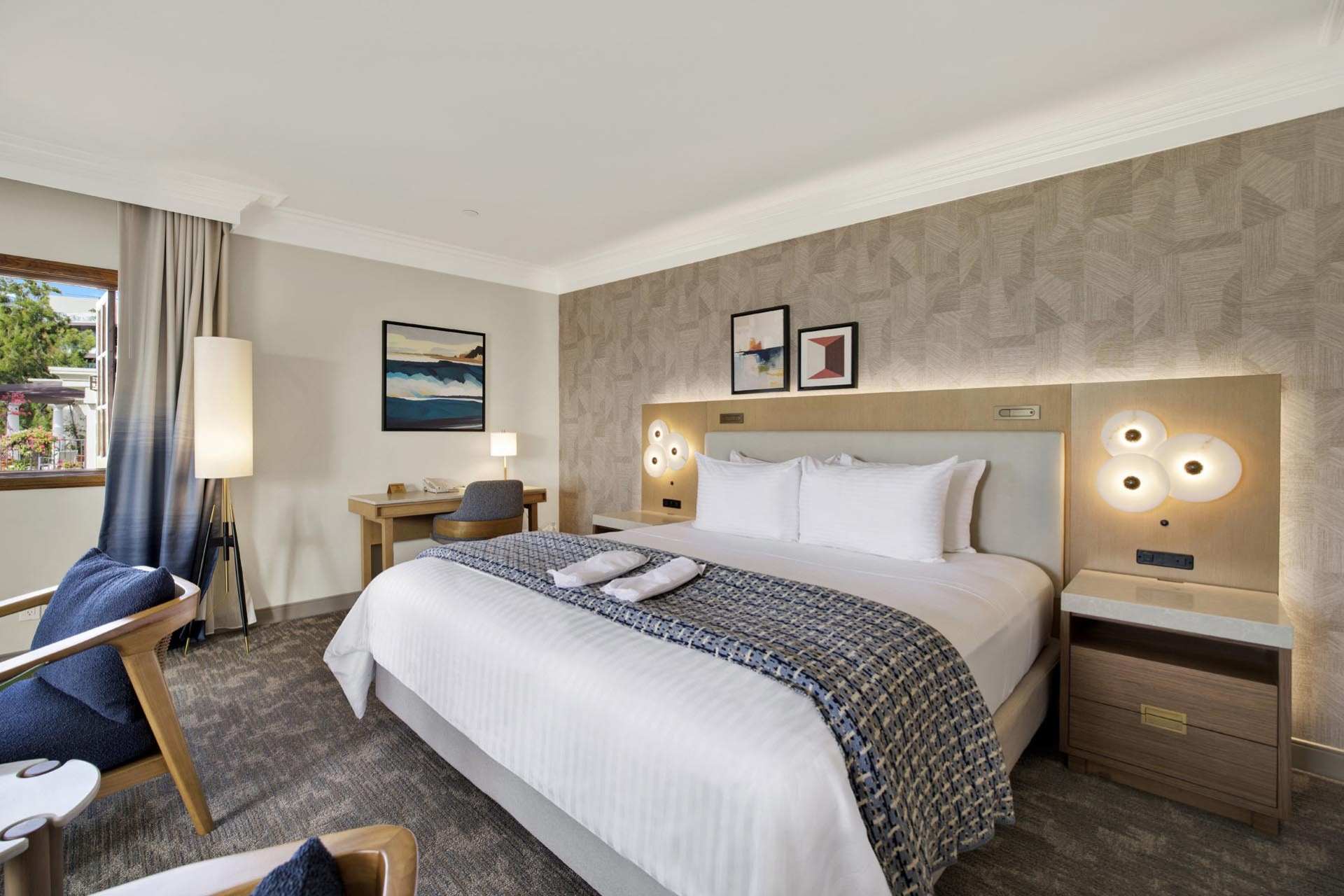 Guest suite with one king bed